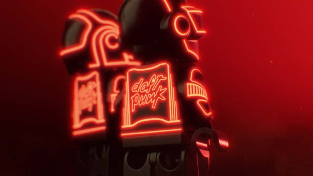 Imagen oficial del anuncio: las minifiguras de Daft Punk de espaldas, con camperas negras con el logo del dúo en neón rojo, sobre un fondo rojo