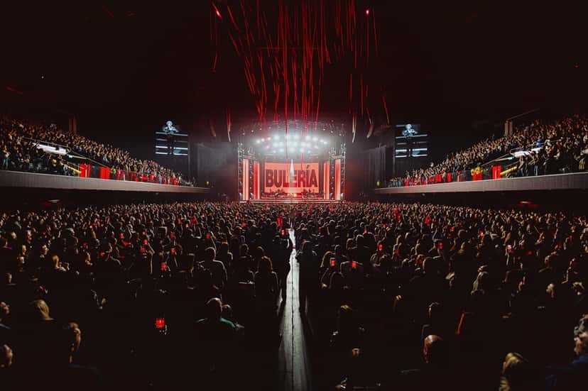 Foto de prensa oficial del Movistar Arena durante el show de David Bisbal: vista desde el fondo del campo, con el estadio lleno, la palabra 