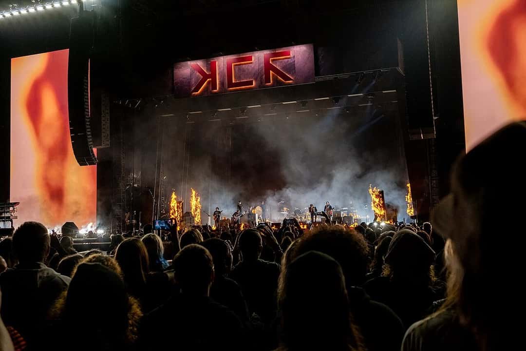 El escenario de My Chemical Romance en el Fenway Park de Boston, con pantallas gigantes, llamas y humo, visto desde el público, en septiembre de 2025 (foto de archivo)