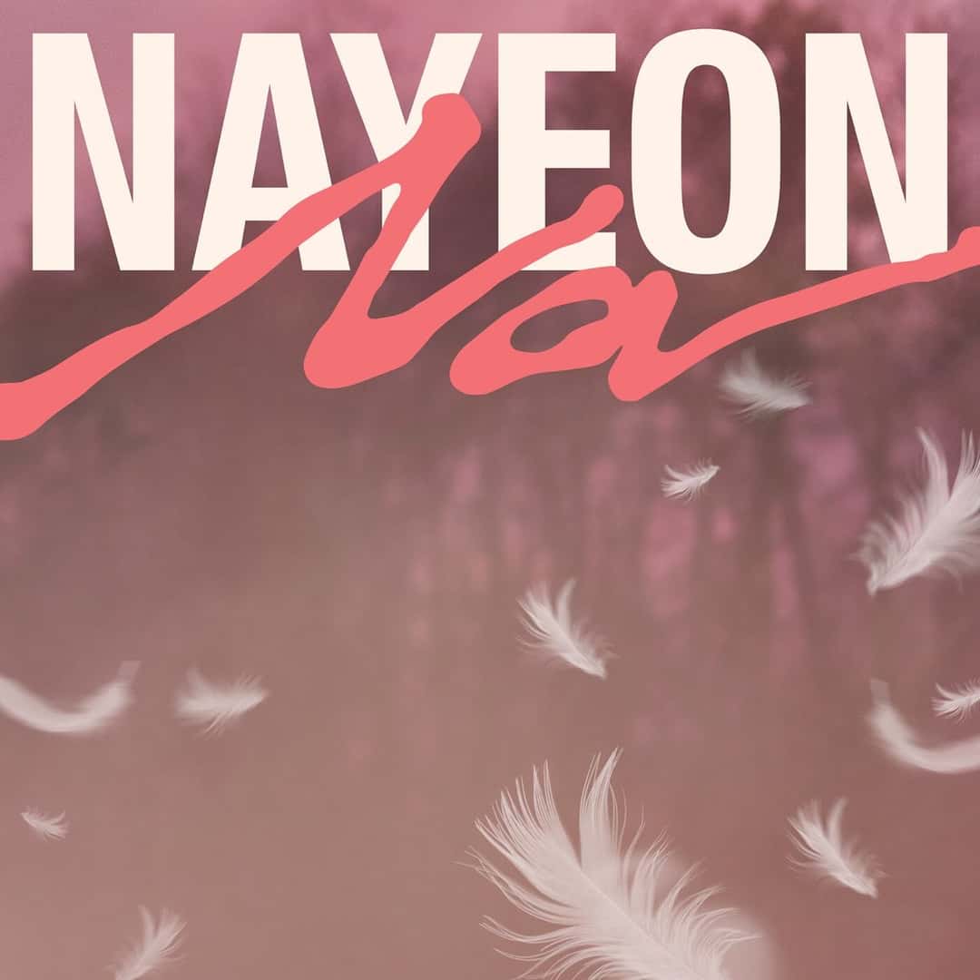 Portada oficial de «NA», el segundo mini álbum de Nayeon: su nombre en letras blancas grandes, cruzado por la palabra Na en trazo rosa, sobre un fondo rosado con plumas blancas