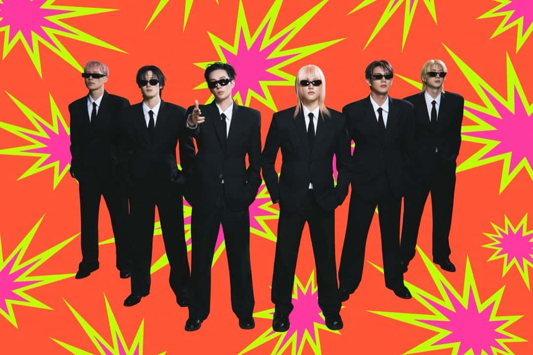 Foto conceptual oficial de P1Harmony para «BLOW UP»: los seis integrantes de pie, de traje negro y anteojos oscuros, sobre un fondo naranja con estallidos rosas y amarillos