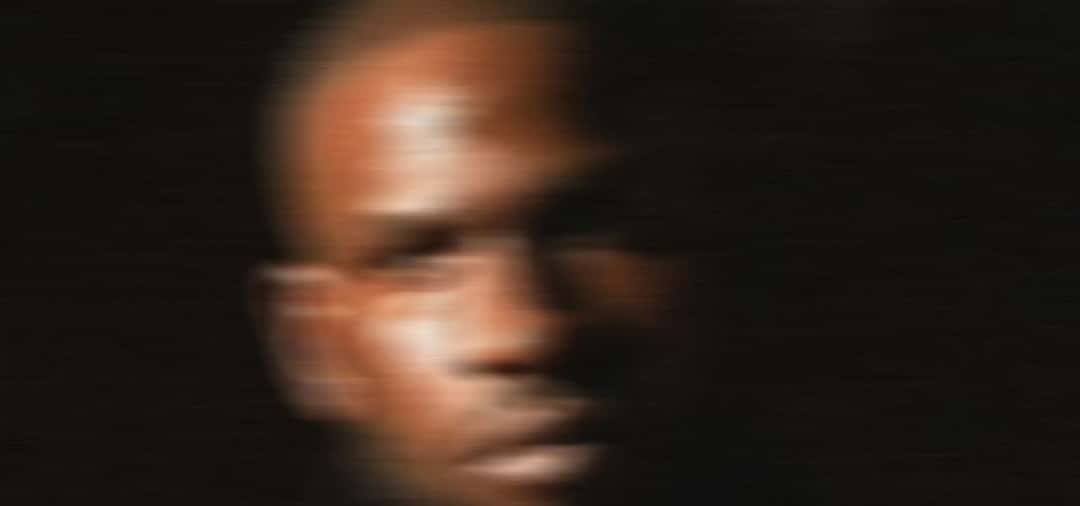 Arte del audio oficial de «Pandora's Box»: primer plano movido y desenfocado de la cara de Skepta sobre un fondo negro