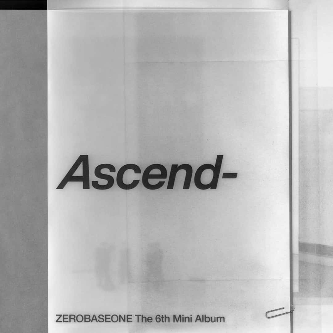 Portada de «Ascend-», el sexto mini álbum de ZEROBASEONE: una hoja gris clara con el título en letras negras, en tonos apagados