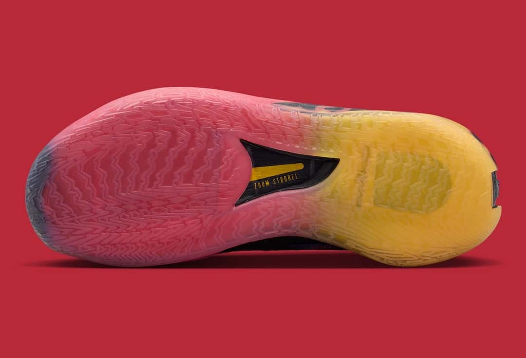 Suela del Nike GT Cut 1 Hot Rod en goma translúcida con degradé de rojo a amarillo, tracción en zigzag y la ventana Zoom Strobel