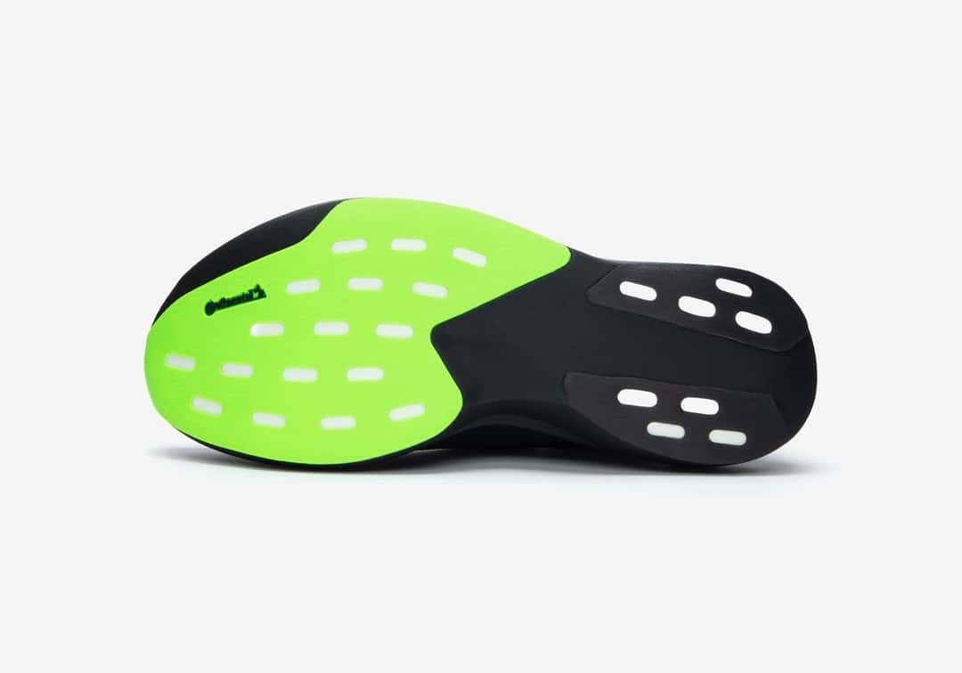 Suela de la Sneakersnstuff x adidas Adizero Evo SL Zip, verde fluo con tacos negros