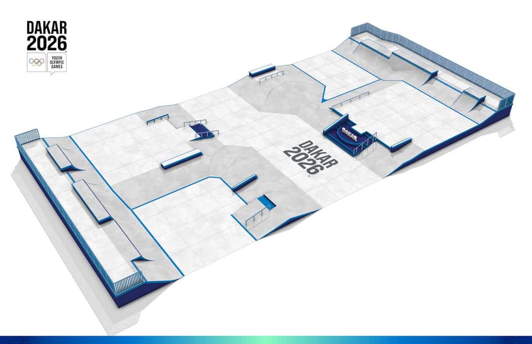 Diseño oficial de la pista de street de Dakar 2026: un parque gris y blanco con bordes azules, barandas, escaleras, cajones y el logo DAKAR 2026 pintado en el centro