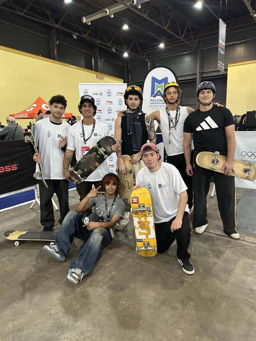 Siete skaters, varios con sus tablas en la mano y algunos con casco, posan frente a un banner de los Juegos Argentinos Urbanos en la Expo Fitness de La Rural (foto de archivo)