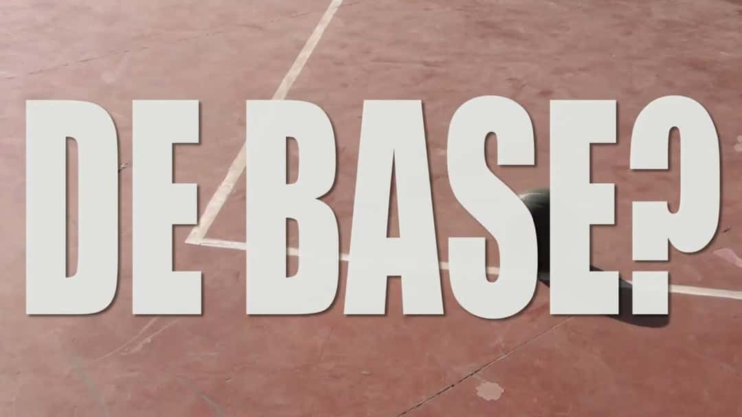 Portada oficial de «De base? fija», con el título en letras blancas gigantes sobre un piso de cemento rojo con líneas de cancha