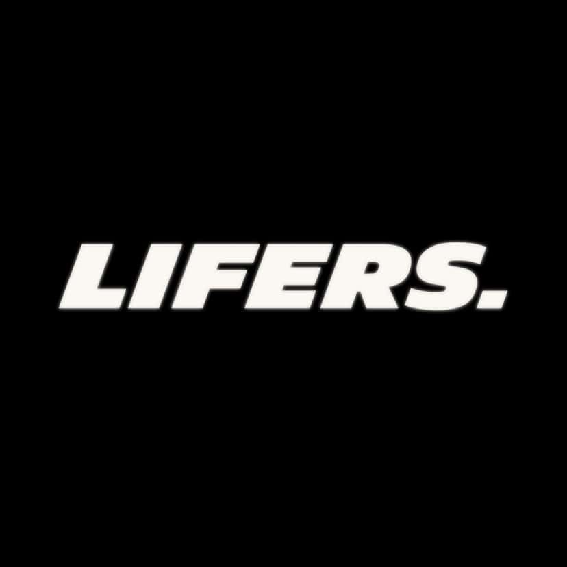 Logo de Lifers: la palabra «LIFERS.» en letras blancas cursivas sobre fondo negro