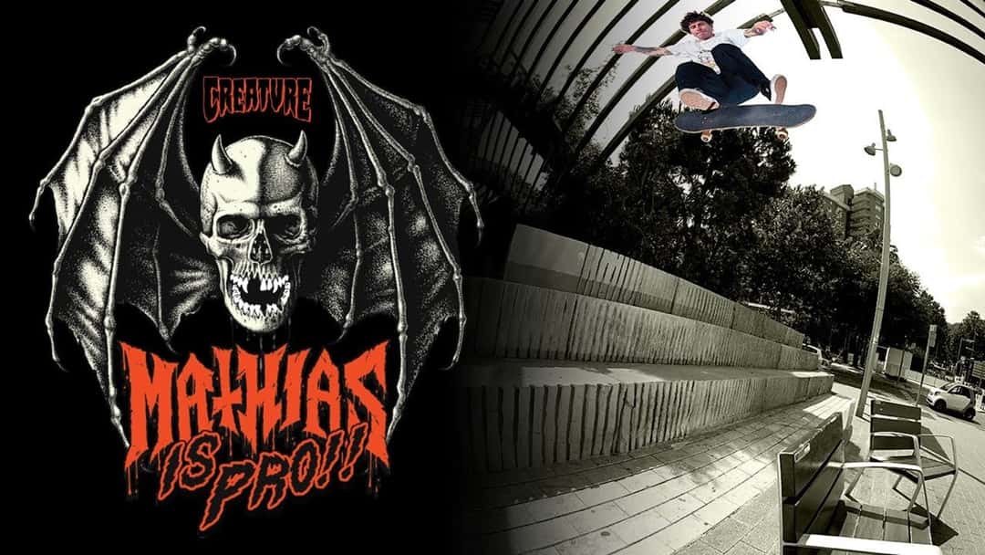 Afiche oficial de Creature que anuncia «Mathias is pro!!», con una calavera con alas de murciélago a la izquierda y, a la derecha, Torres volando en una plaza con bancos