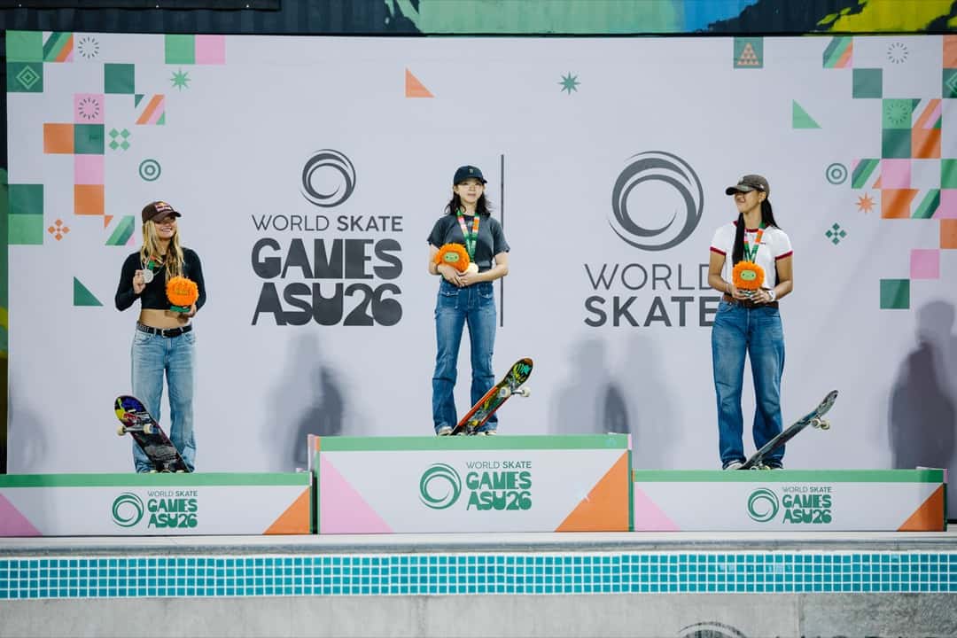 Podio femenino del Mundial de park en Asunción: Mizuho Hasegawa con el oro en el centro, Sky Brown con la plata a la izquierda y Cocona Hiraki con el bronce a la derecha