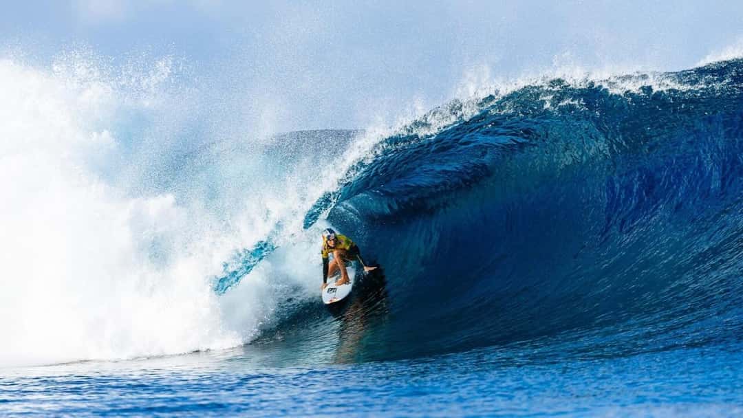 Caitlin Simmers, con lycra amarilla y casco, agachada dentro de un tubo azul enorme en una fecha anterior del Championship Tour (foto de archivo)