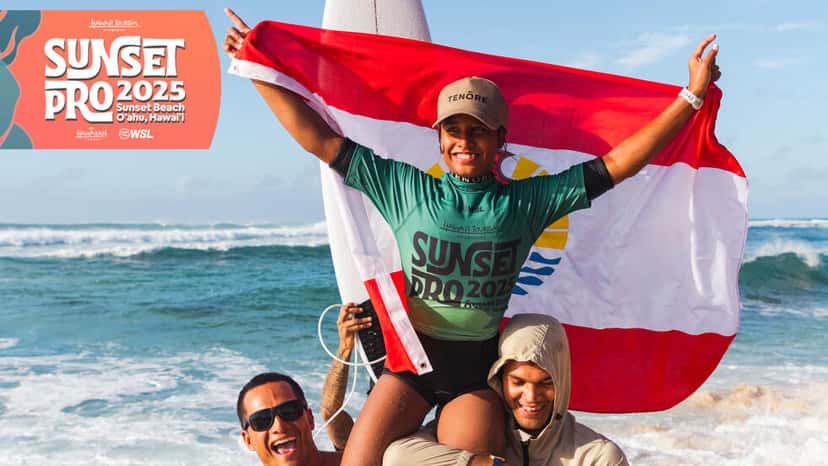 Kiara Goold, con la lycra verde de campeona, levanta la bandera de la Polinesia Francesa sobre los hombros de sus amigos en la playa de Sunset, en noviembre de 2025 (foto de archivo)