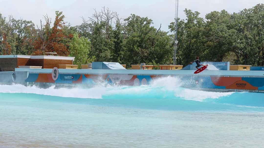 Noah Beschen hace un aéreo con una tabla roja en la ola de Waco Surf, durante la edición 2025 de Swatch Nines