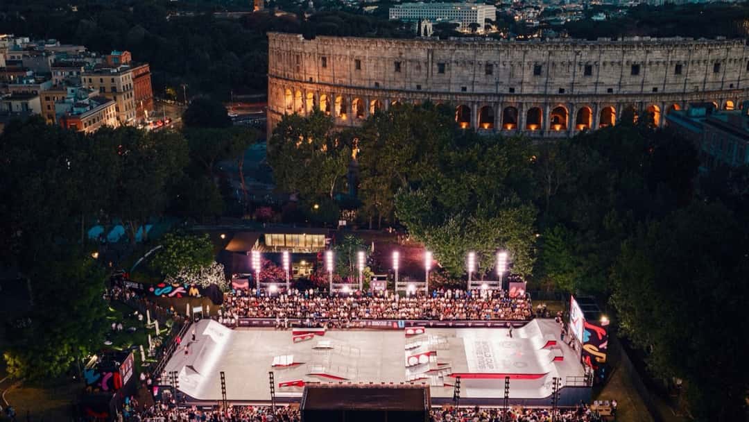 Vista aérea de noche de la pista de la Copa del Mundo de Roma, iluminada, con el Coliseo detrás (foto de archivo)