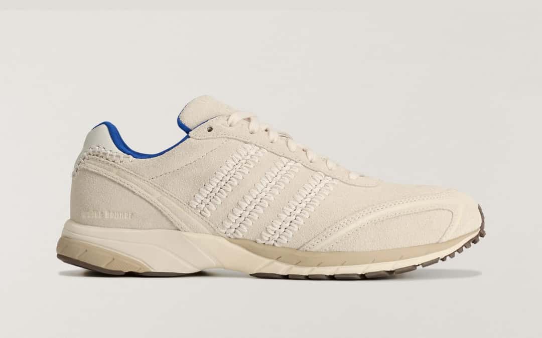 adidas Adizero Adios de Wales Bonner en gamuza blanco crema, con las tres tiras cosidas a mano, forro azul y suela de goma con tacos