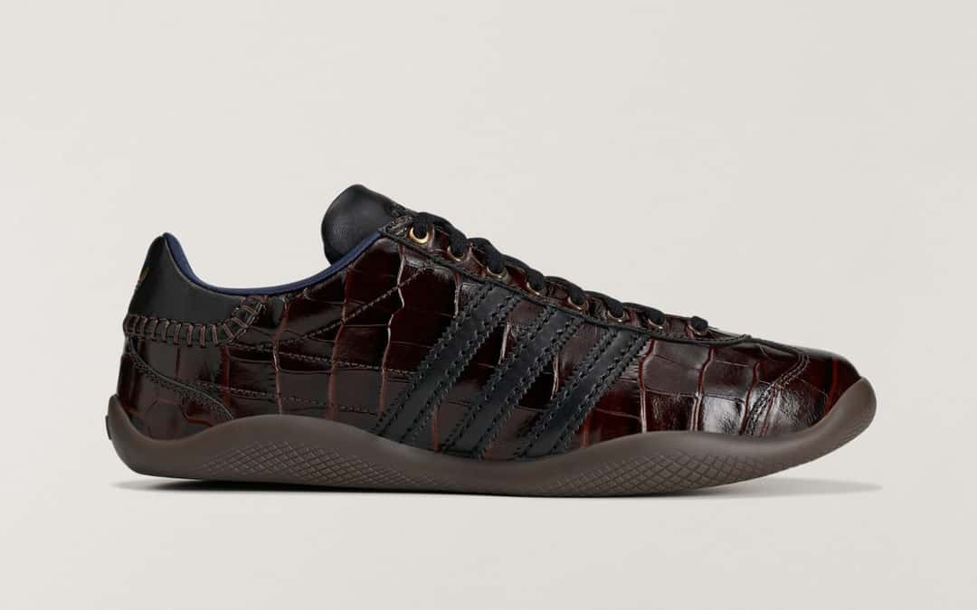 adidas Karintha de Wales Bonner en cuero marrón brillante con textura de cocodrilo, tiras negras, ojales dorados y suela de goma oscura