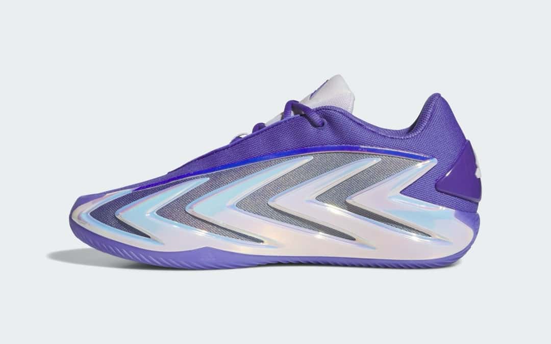 adidas Anthony Edwards 3 Purple Iridescent de perfil sobre fondo gris claro, con las flechas moldeadas en blanco tornasolado sobre una malla plateada y azulada, cuello violeta y suela violeta