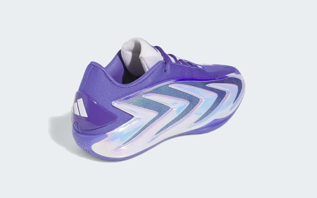 adidas Anthony Edwards 3 Purple Iridescent visto desde atrás en diagonal sobre fondo gris claro, con la pieza violeta del talón y las tres barras blancas, la lengüeta blanca y la jaula tornasolada en el costado