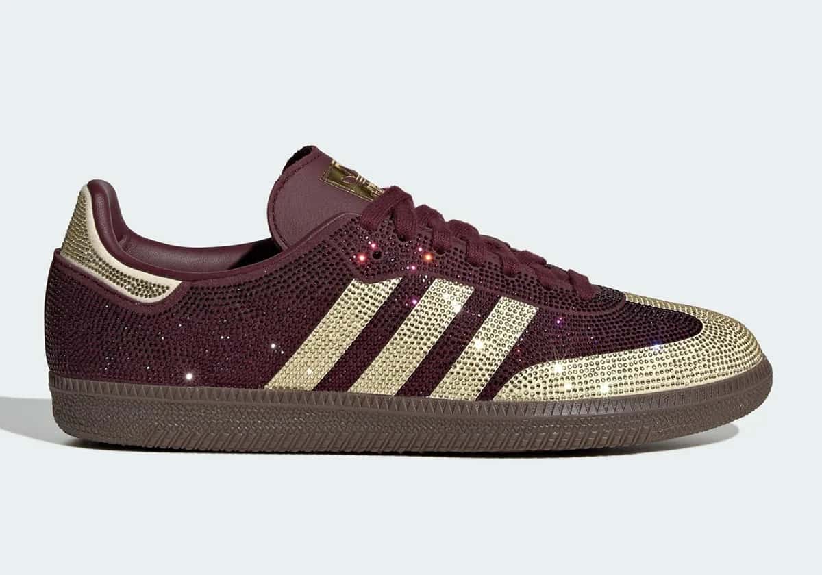 adidas Samba OG Rhinestone Maroon/Gold de perfil sobre fondo claro, con el upper bordó cubierto de strass, puntera, tres tiras y talón dorados y suela de goma marrón