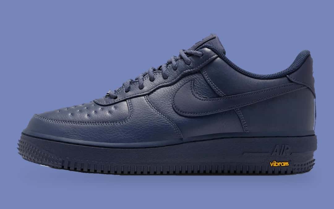 Nike Air Force 1 Low GORE-TEX Thunder Blue de perfil, azul marino entero con el Swoosh al tono y el logo Vibram amarillo en el costado de la suela
