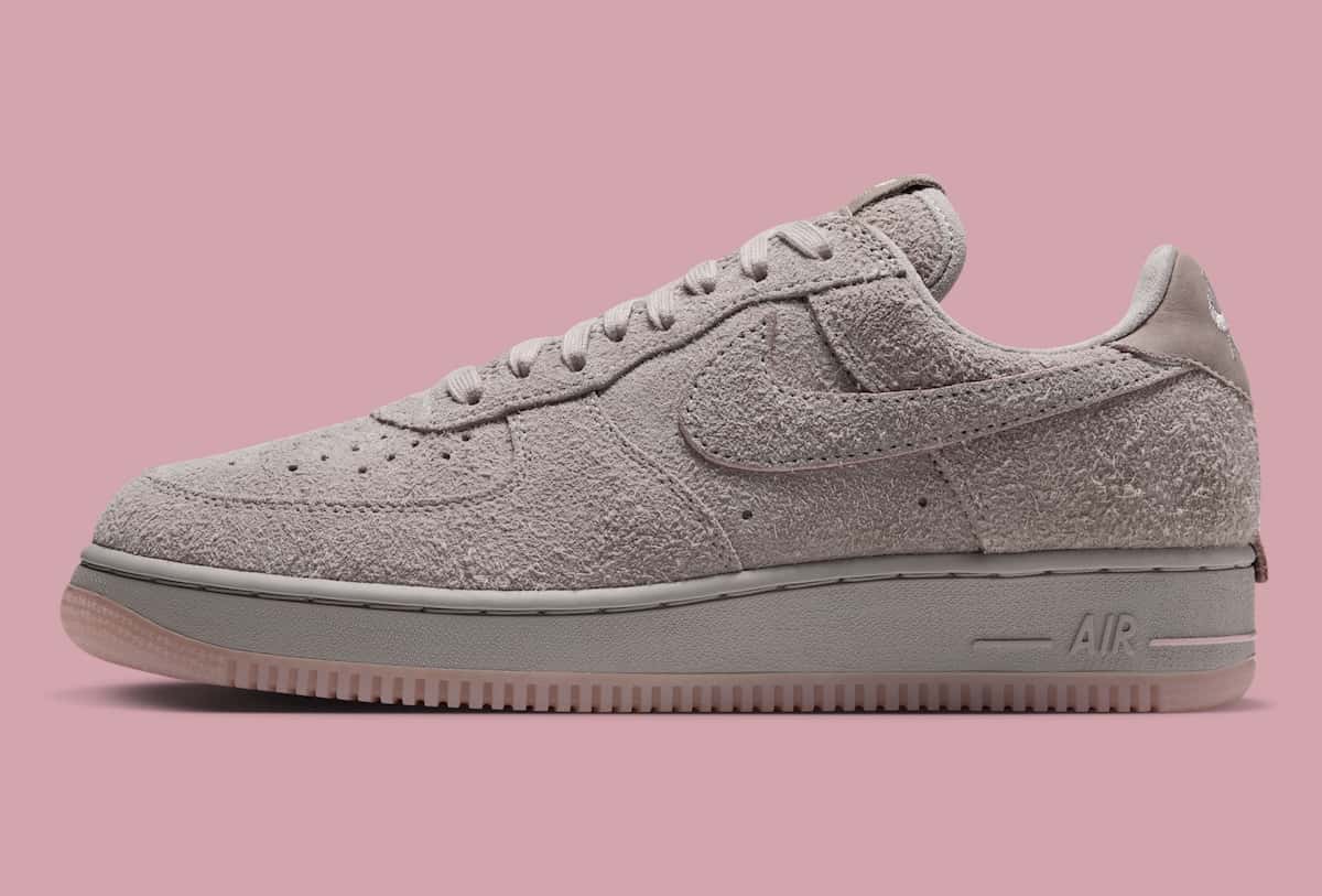 Nike Air Force 1 '01 Subway Rat de perfil con upper de gamuza gris de pelo largo, Swoosh tono sobre tono y suela translúcida rosa