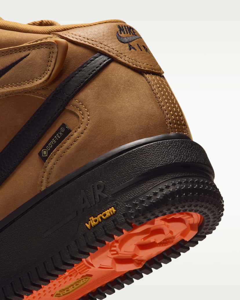 Talón y suela de la Nike Air Force 1 Mid GORE-TEX Vibram, con el logo Vibram amarillo y la goma naranja con tacos