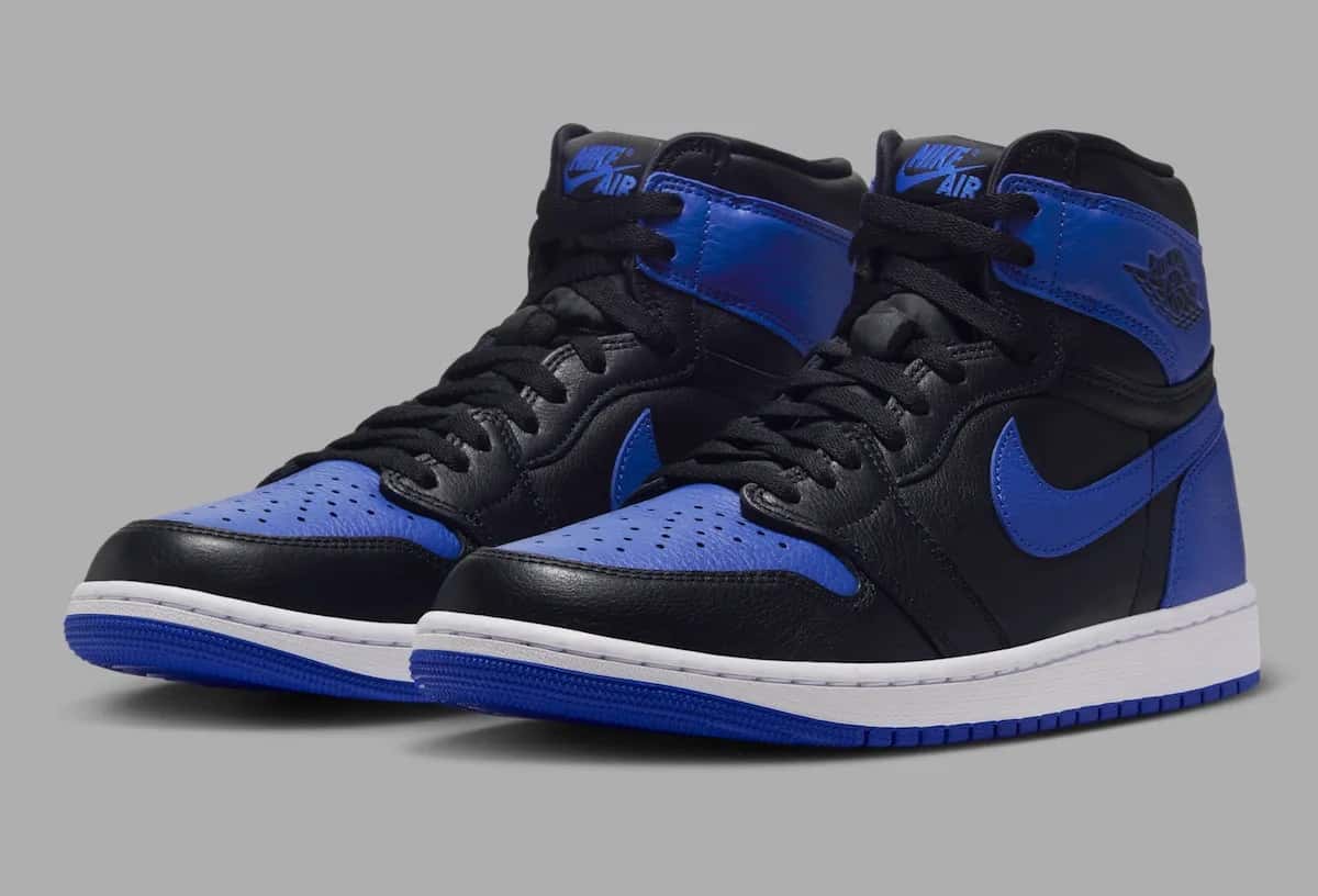 Par de Air Jordan 1 High OG Royal 2026 en cuero negro con puntera, Swoosh, cuello y talón en azul real