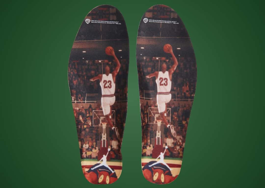 Plantillas del Air Jordan 11 Green Screen con una escena de Space Jam: Michael Jordan con la camiseta 23 volando hacia el aro y un Monstar en la parte inferior, junto al logo Jumpman