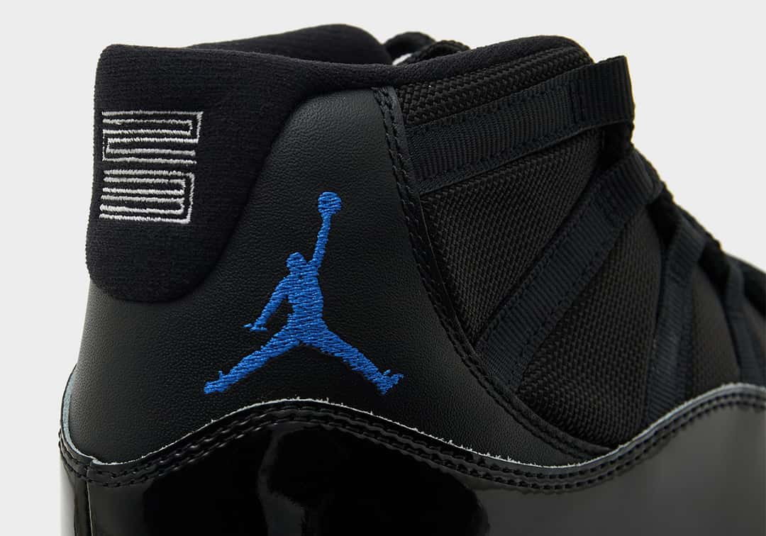 Talón del Air Jordan 11 Space Jam 2026 con el 23 bordado y el Jumpman en Varsity Royal