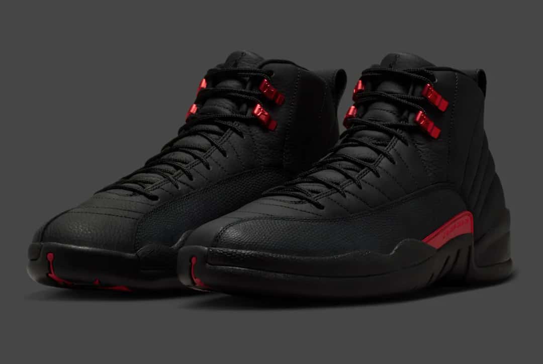 Vista detallada del Air Jordan 12 Bloodline mostrando los eyelets metálicos rojos