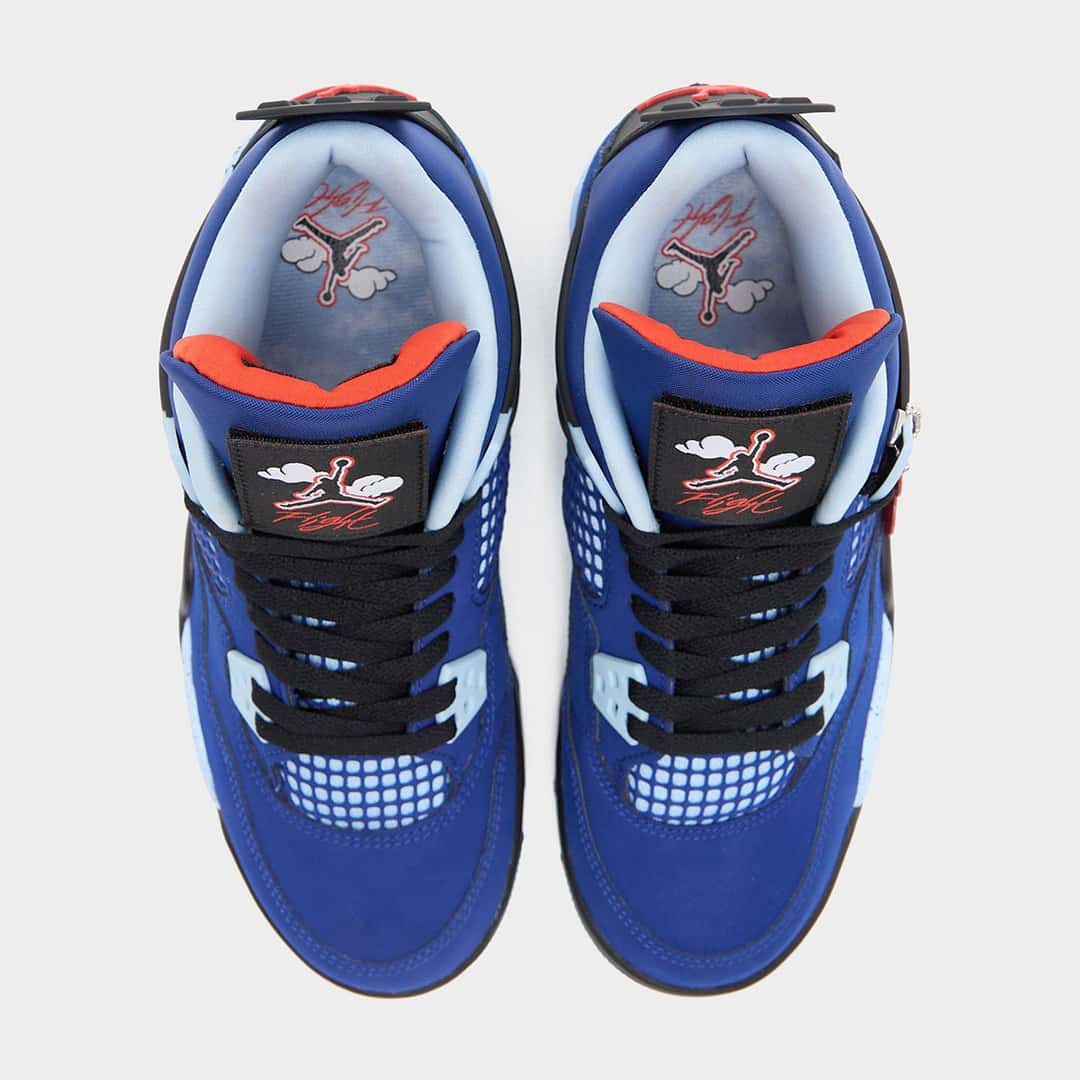 Par de Air Jordan 4 Deep Royal Blue visto desde arriba sobre fondo gris claro, con la malla celeste, las lengüetas con un parche especial y las plantillas con el Jumpman y nubes