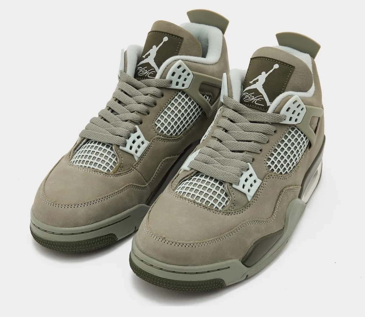 Par del Air Jordan 4 Light Army visto en diagonal desde adelante sobre fondo gris claro, con upper de nubuck verde oliva, malla y ojales gris claro, lengüeta con parche verde oliva oscuro, Jumpman blanco y la palabra Flight, cordones verde oliva y suela en dos tonos de verde