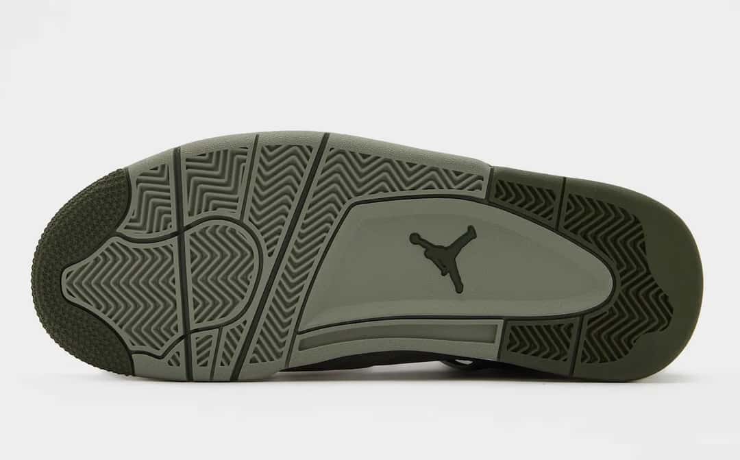 Suela del Air Jordan 4 Light Army vista desde abajo, en verde oliva con la puntera y el talón en un verde más oscuro, el patrón de espigas y el Jumpman en relieve en la zona central