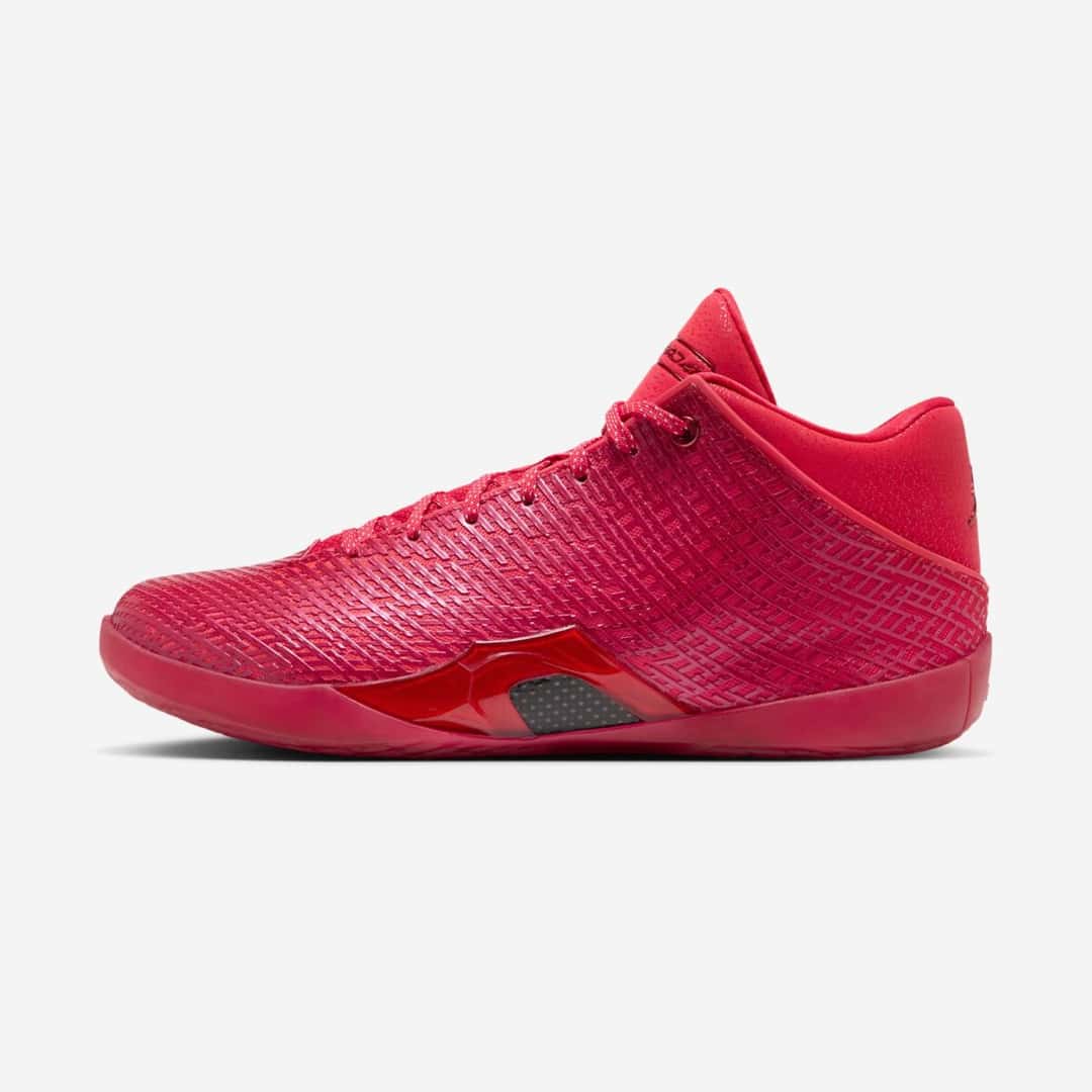 Perfil interno del Air Jordan 41 Ruby en rojo con la malla de patrón cruzado, el cuello alto en el talón y la ventana translúcida en la mediasuela