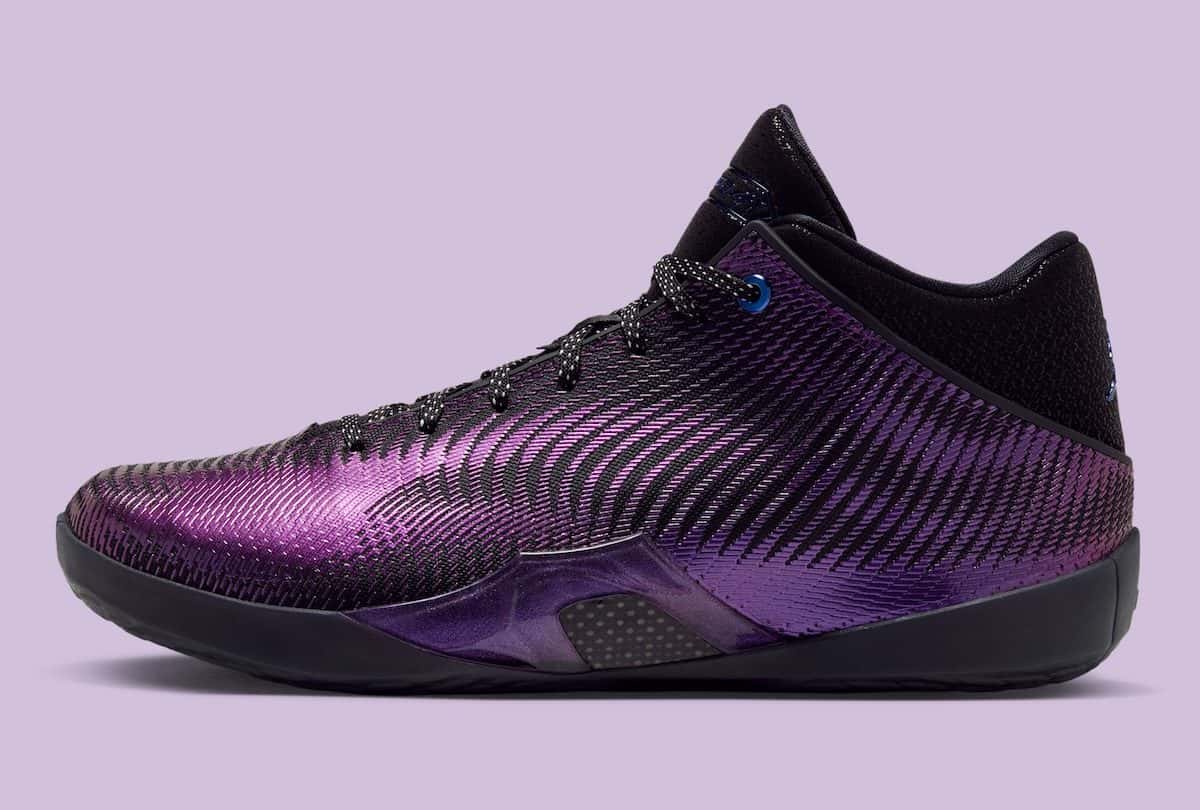 Air Jordan 41 Amethyst de perfil, con paneles violeta metalizado sobre malla negra y suela negra, sobre fondo lila