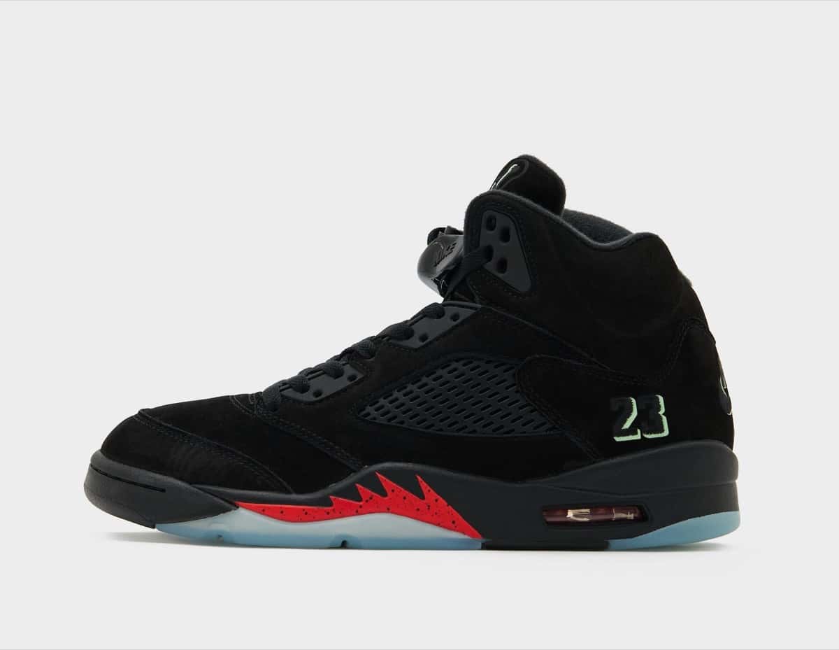 Air Jordan 5 Halloween HQ7978-001 de perfil, con upper negro de gamuza, 23 verde fosforescente, dientes de tiburón rojos y suela traslúcida celeste