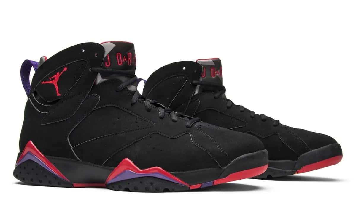 Foto de archivo: par de Air Jordan 7 Playoffs de la edición 2012, en nubuck negro con Jumpman rojo, tira violeta en el talón y mediasuela negra con acentos rojos y violetas