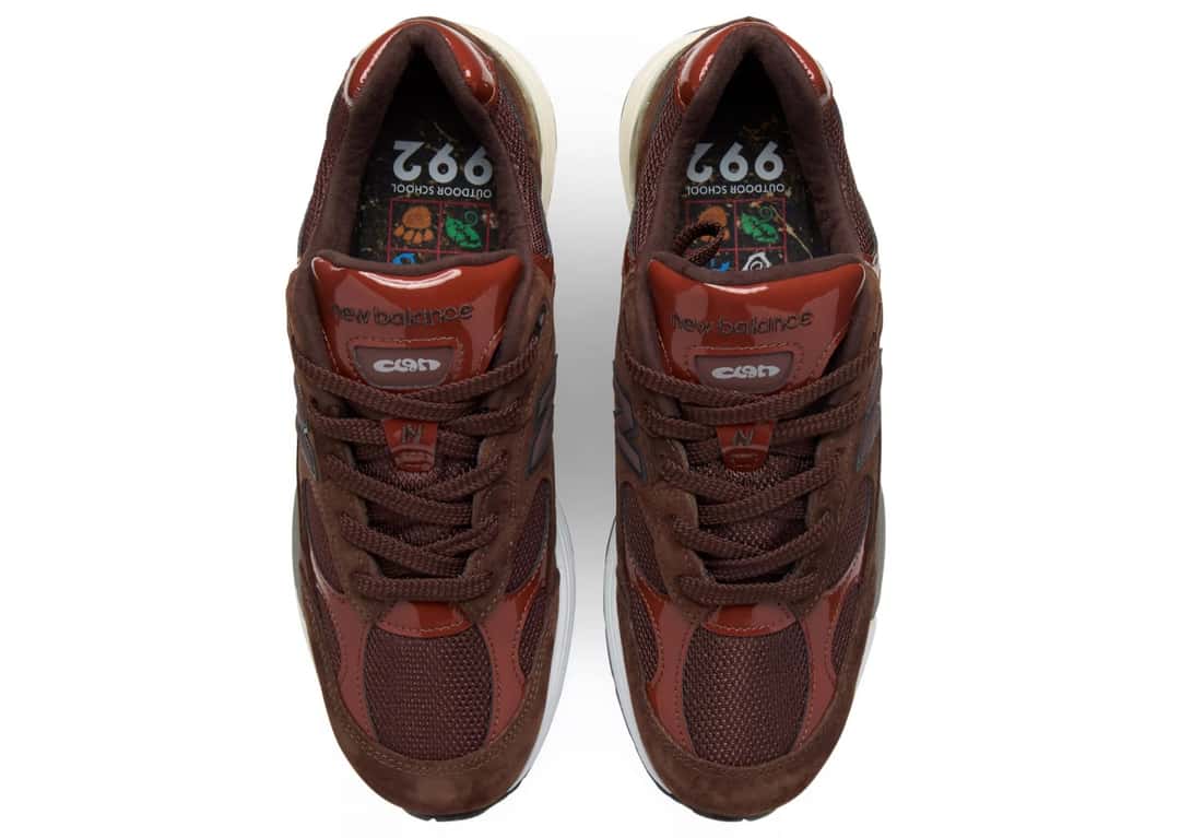 Vista superior del Aminé x New Balance 992 con las plantillas ilustradas de Outdoor School