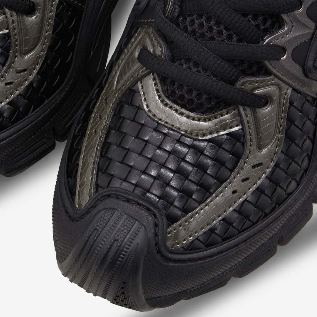 Detalle de la puntera tejida y los overlays gunmetal con textura de serpiente de la Above the Clouds x ASICS GEL-SD LYTE