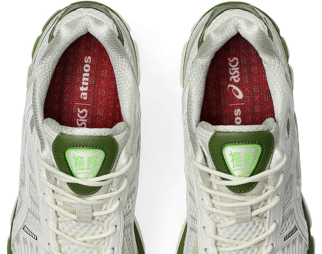 Vista superior de la atmos x ASICS GEL-KAYANO 12.1 con plantillas rojas co-brandeadas y etiqueta verde neón en la lengüeta
