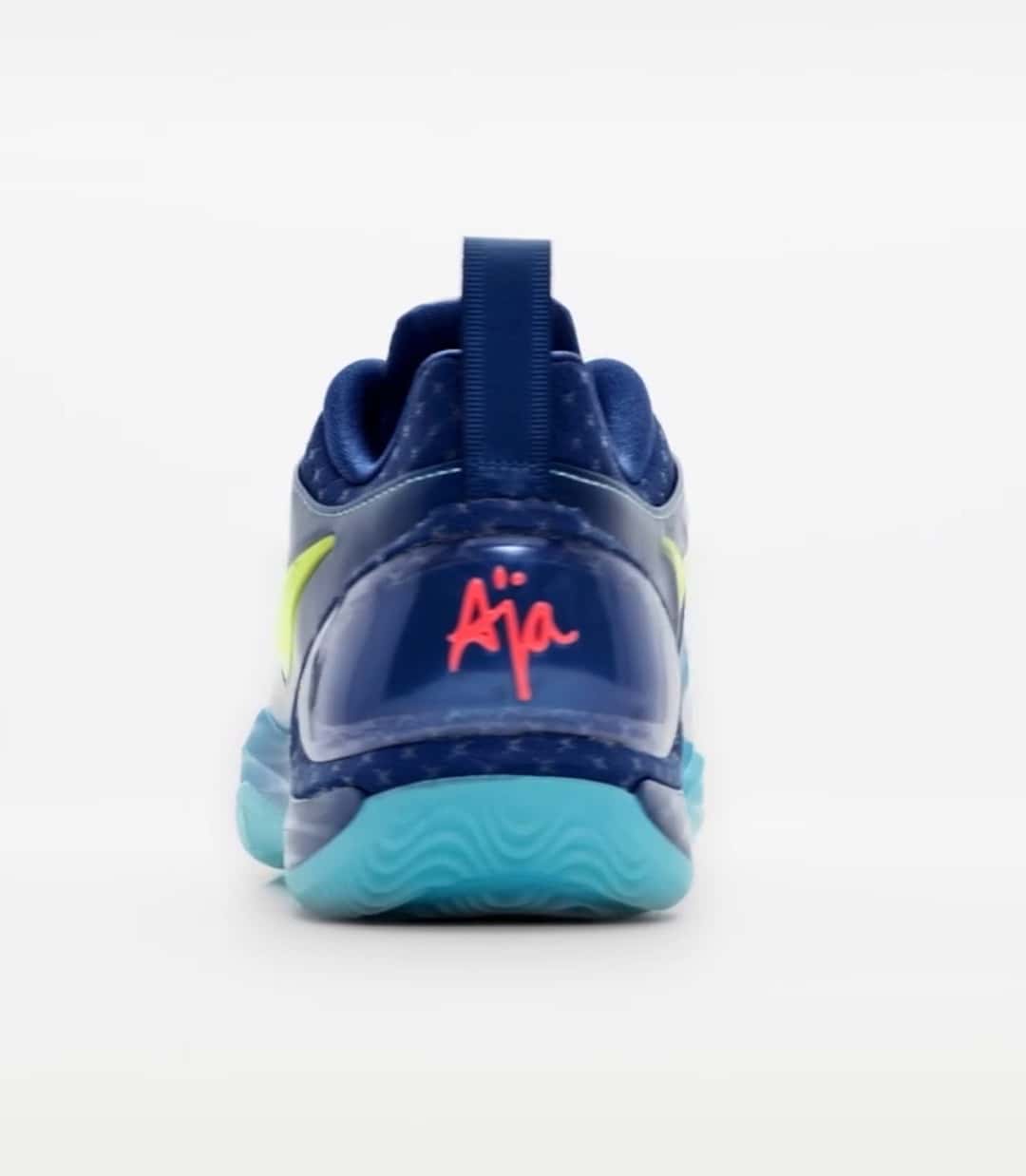 Talón de la Nike A'Two Wheels On, con la firma de A'ja en rosa y el contrafuerte transparente
