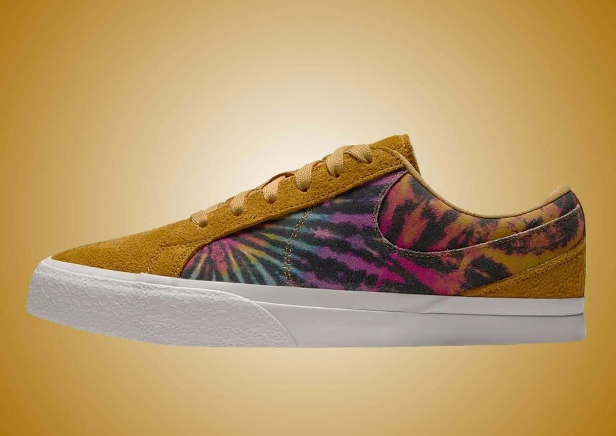 Nike Blazy Tie-Dye de perfil, con gamuza mostaza de pelo largo, el panel lateral teñido en violeta, turquesa, naranja y rosa y la entresuela clara