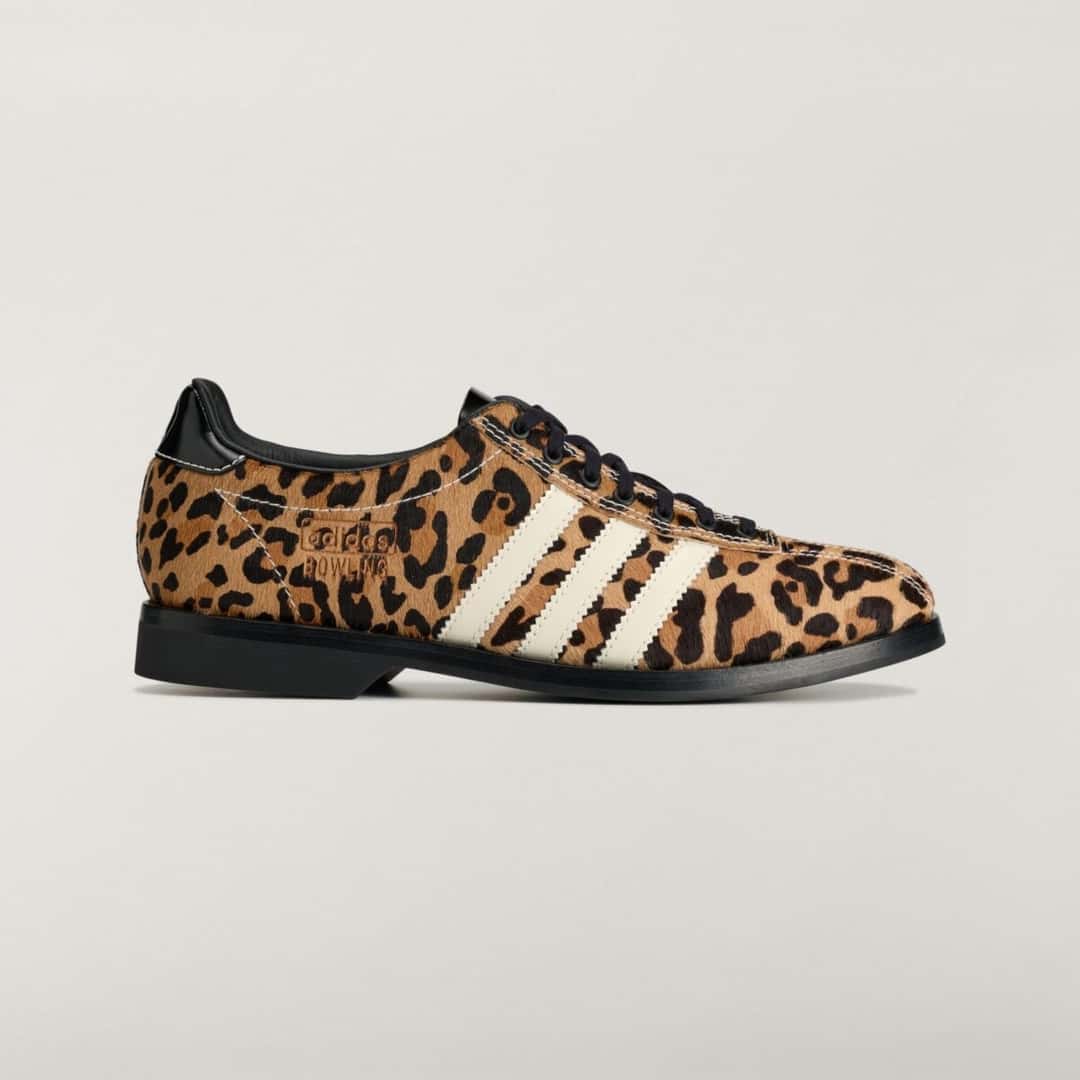 Brain Dead x adidas Samba Bowling Cheetah de perfil lateral sobre fondo gris claro, con upper de pelo estampado de guepardo, tres tiras crema, logo adidas Bowling grabado, talón de charol negro y suela negra gruesa