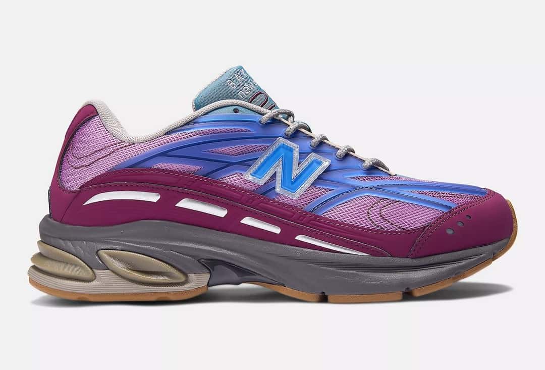 New Balance Baklava 2811 Amaranth/Limoges de perfil, con cuero violeta oscuro, malla violeta clara, refuerzos y N azules, y suela color goma