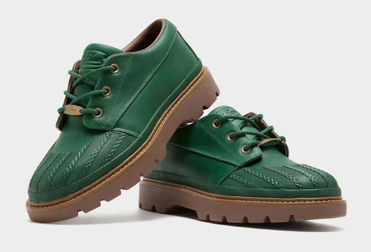 Par del Converse 1908 Bronco Boot Low de Tyler, the Creator en cuero verde, con puntera de goma texturada, cordones verdes, plaqueta dorada le FLEUR y suela gum marrón