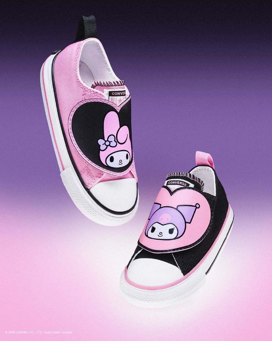 Zapatillas Converse para bebés con abrojo, una rosa con la cara de My Melody y otra negra con la cara de Kuromi