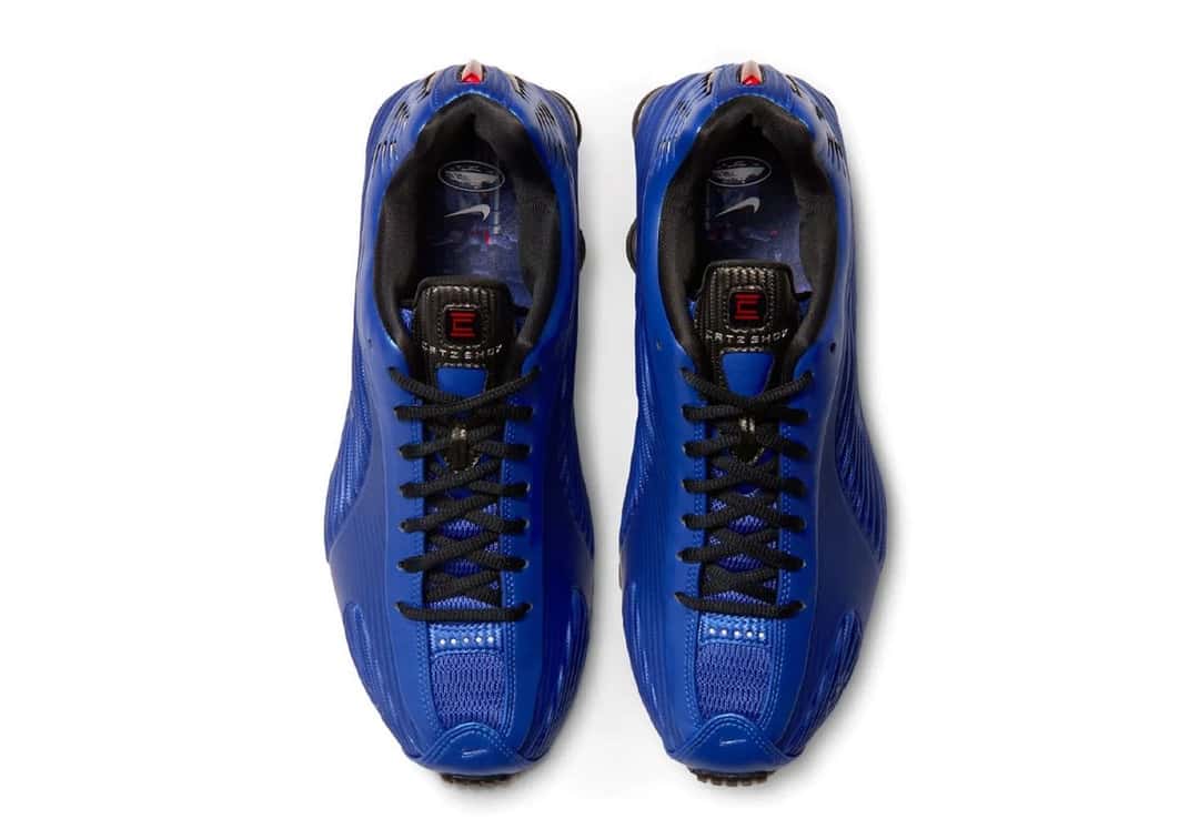 Corteiz x Nike Shox R419 Mystique vistas desde arriba, con los cordones negros, la plantilla oscura y la C roja en la lengüeta