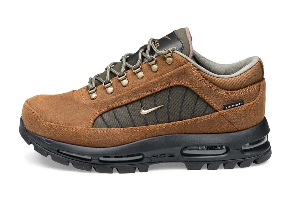 Nike Air Max Goadome Low de Carhartt WIP en marrón claro de perfil sobre fondo blanco, con gamuza marrón, panel lateral verde oliva con costuras, Swoosh metálico chico, argollas de metal, cordones de soga y suela negra dentada