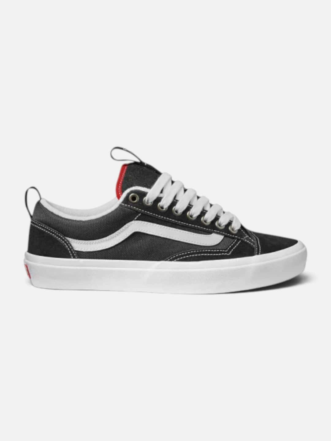 Vans Old Skool negra con la franja blanca lateral y la suela blanca, de perfil